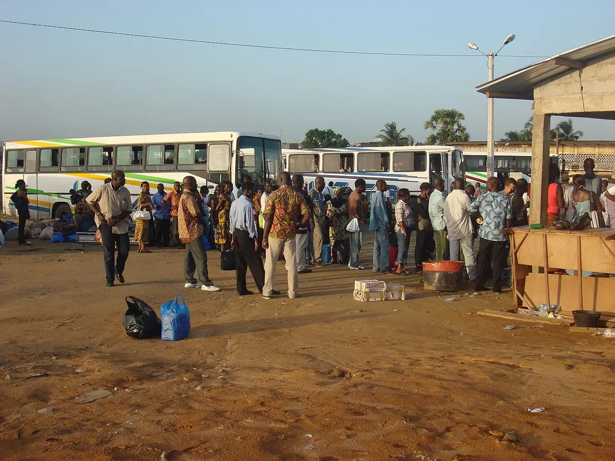 Illustration : une gare routière d'Abidjan, Zenman, CC BY-SA 3.0, Wikimedia Commons.