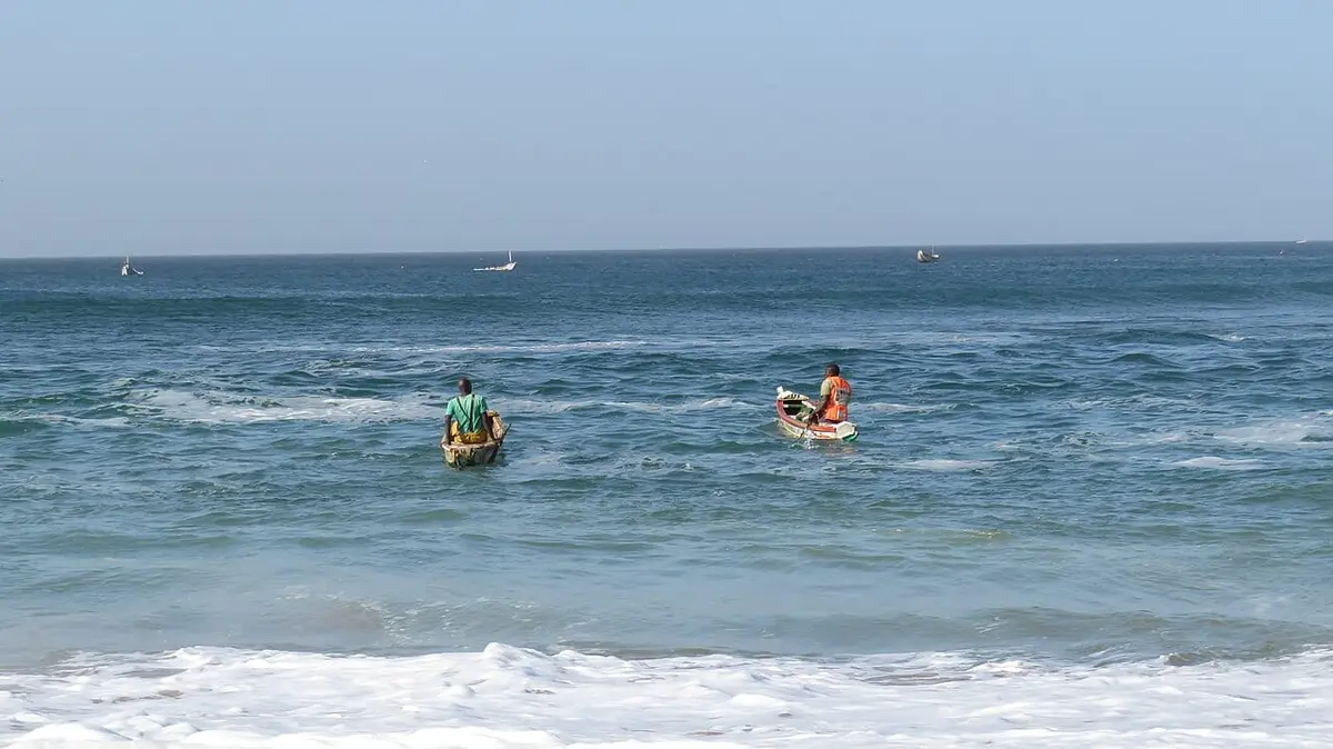 Illustration : des pêcheurs partant de la plage de Ouakam, Ruth Zurielly Jennings, CC BY-SA 4.0, Wikimedia Commons.