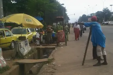 Illustration : des « gnambros », chargeurs de gbaka et de wôrô-wôrô à Abidjan, Drorita, CC BY-SA 4.0, Wikimedia Commons.