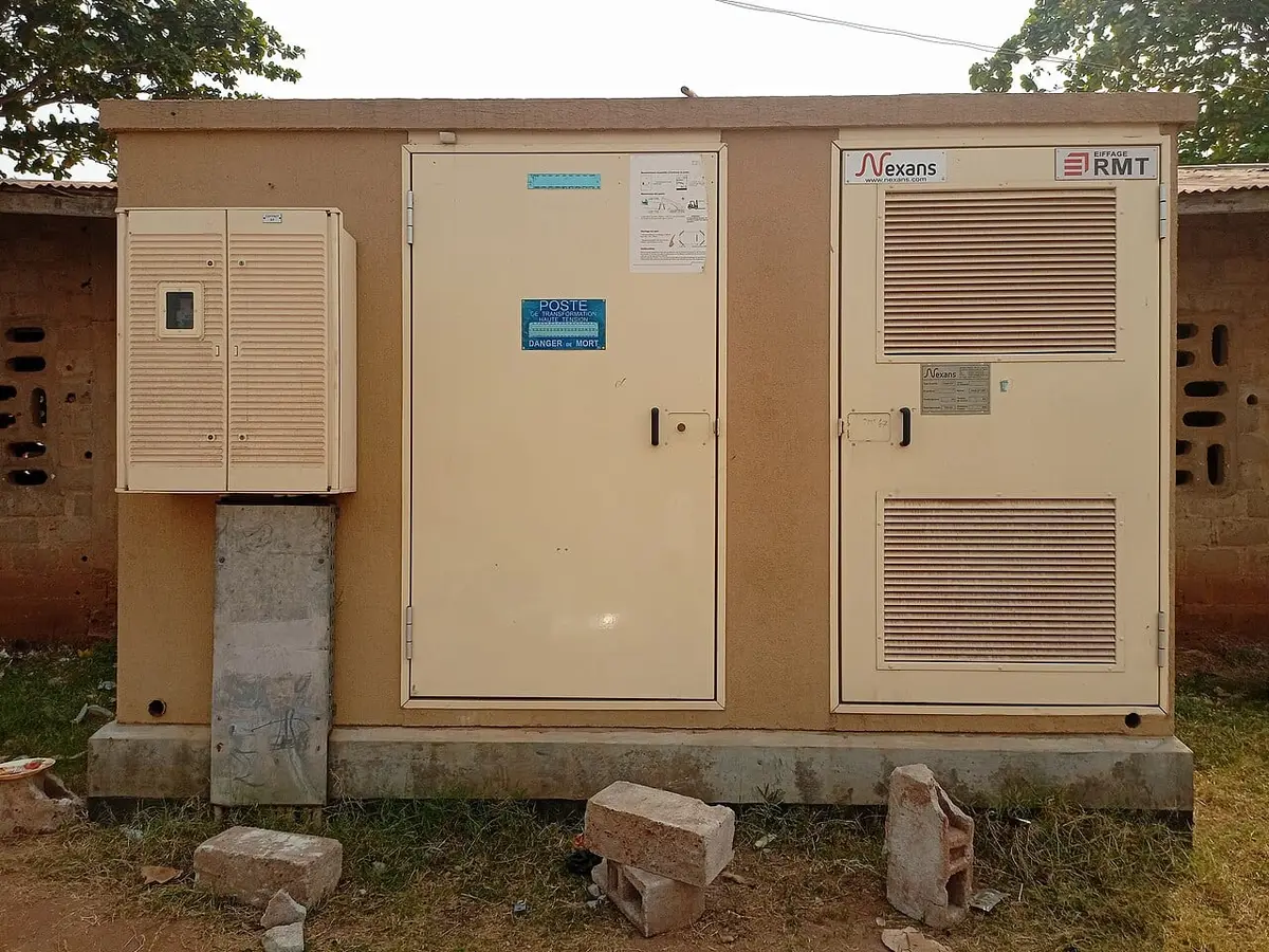 Illustration : un poste de transformation électrique à Womey, Abomey-Calavi, Saliousoft, CC BY-SA 4.0, Wikimedia Commons.