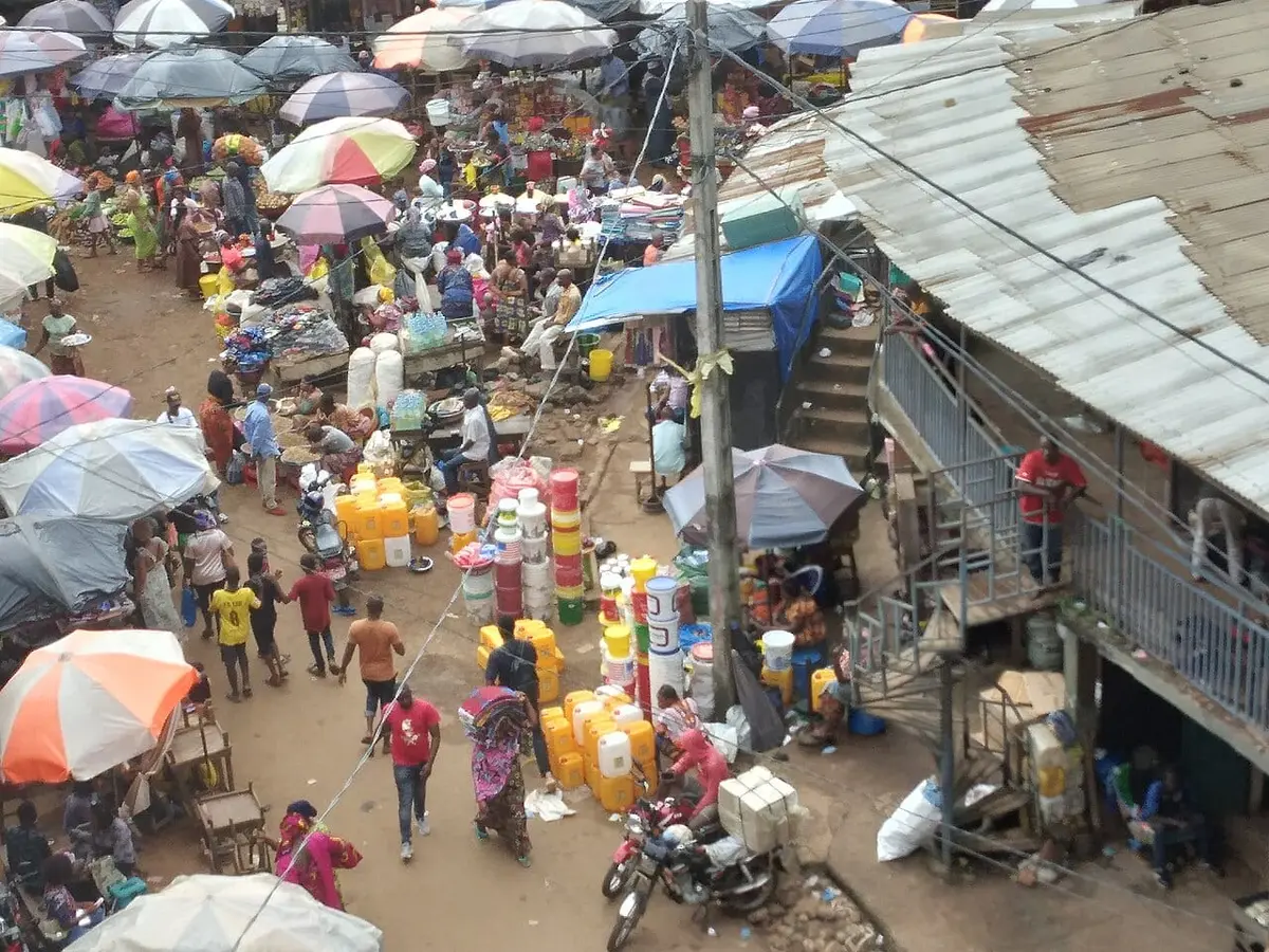Illustration : le marché Madina, Thie Abdoul, CC BY-SA 4.0, Wikimedia Commons.