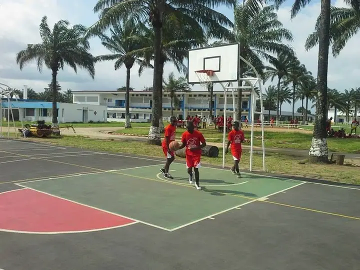 Illustration : un terrain de sport de quartier en Côte d'Ivoire, Lycée classique, CC BY-SA 4.0, Wikimedia Commons.