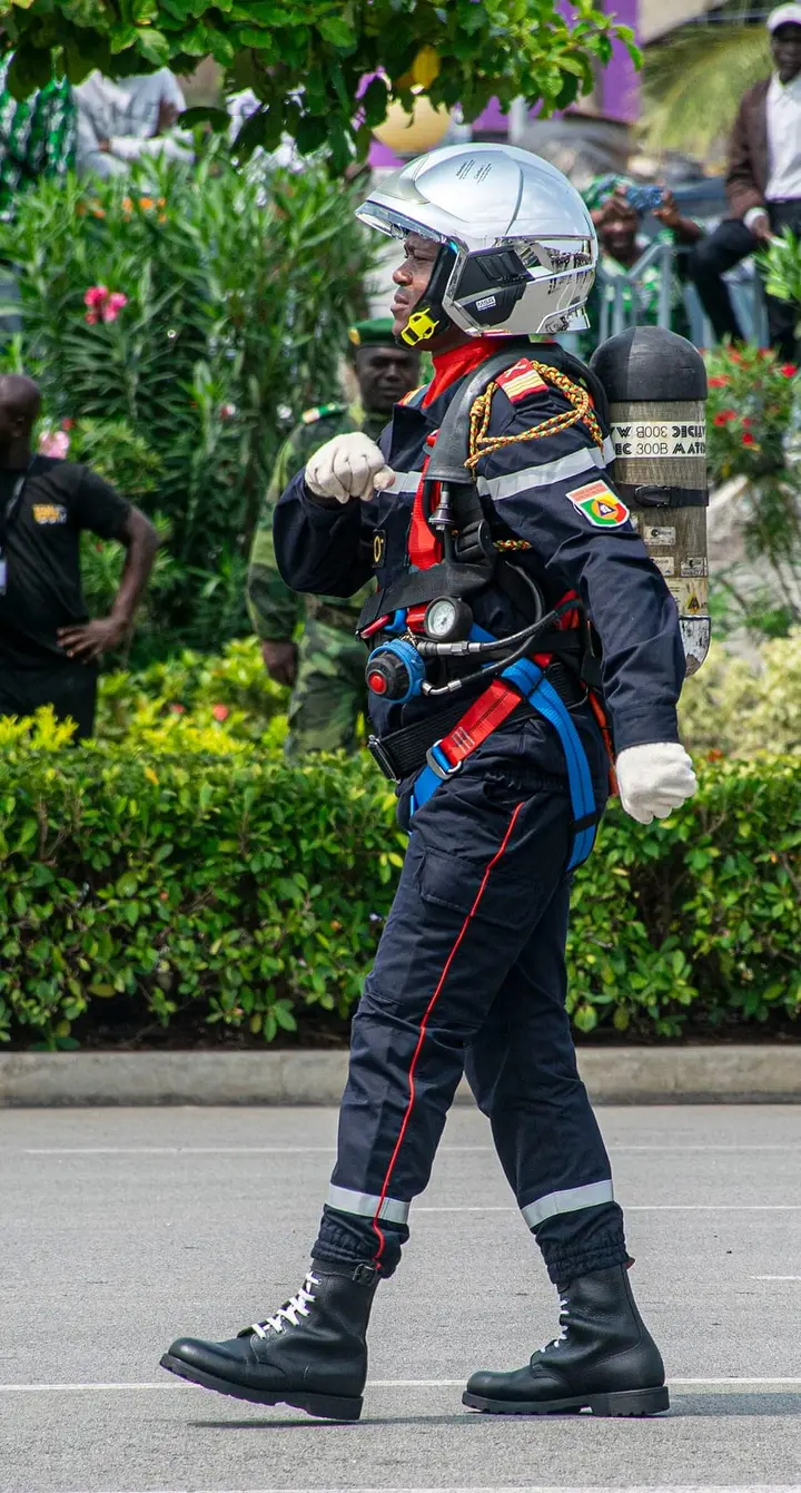 Illustration : les sapeurs-pompiers du Bénin au défilé de l'indépendance 2025, Maelan123, CC BY-SA 4.0, Wikimedia Commons.