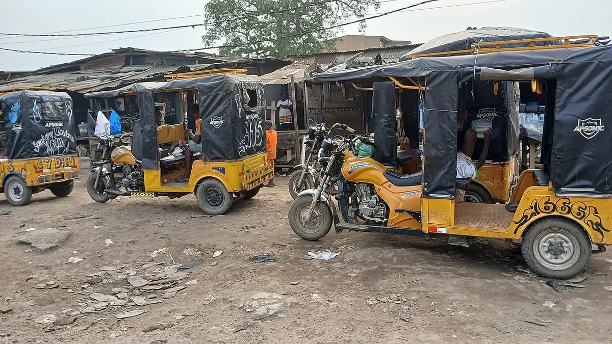 Illustration : la gare des tricycles d'Abobo, Didierwiki, CC0, Wikimedia Commons.