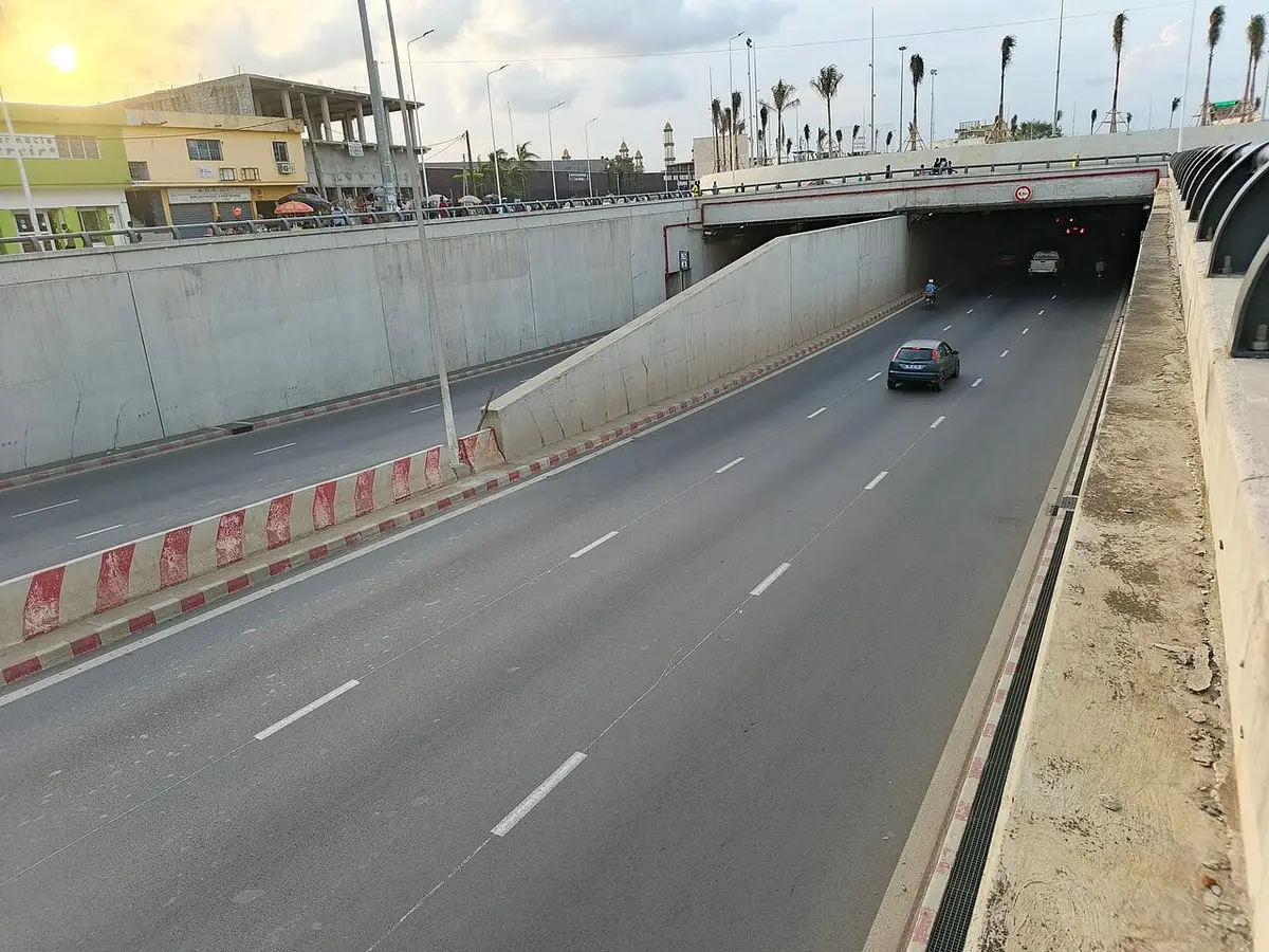 Illustration : l'entrée du tunnel du rond-point d'Abobo, Kod B, CC BY-SA 4.0, Wikimedia Commons.