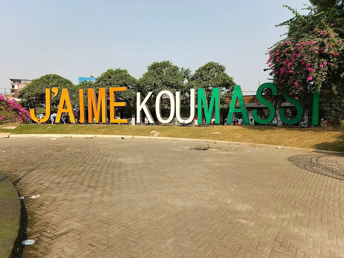 Illustration : le lettrage « J'aime Koumassi », Kod B, CC BY-SA 4.0, Wikimedia Commons.
