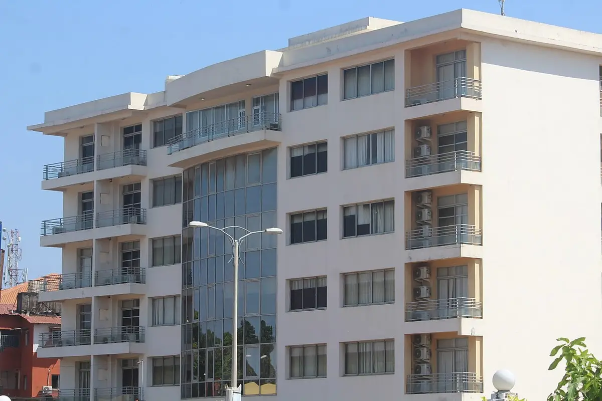 Illustration : une maison à Dixinn, à Conakry, Aboubacarkhoraa, CC BY-SA 4.0, Wikimedia Commons.