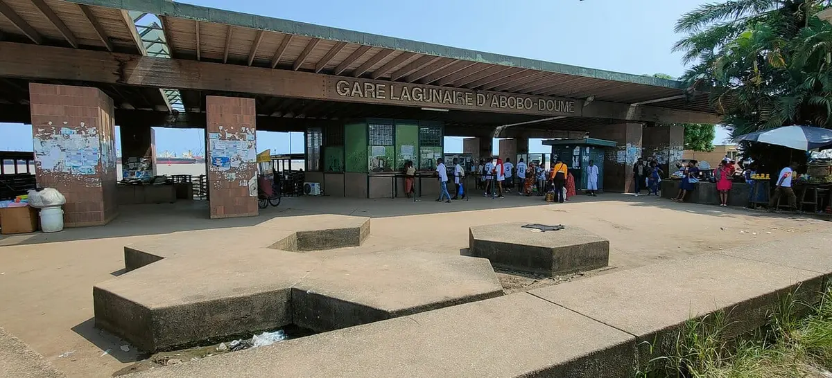 Illustration : le quai d'embarquement de la gare lagunaire d'Abobo-Doumé, Aristidek5maya, CC BY-SA 4.0, Wikimedia Commons.