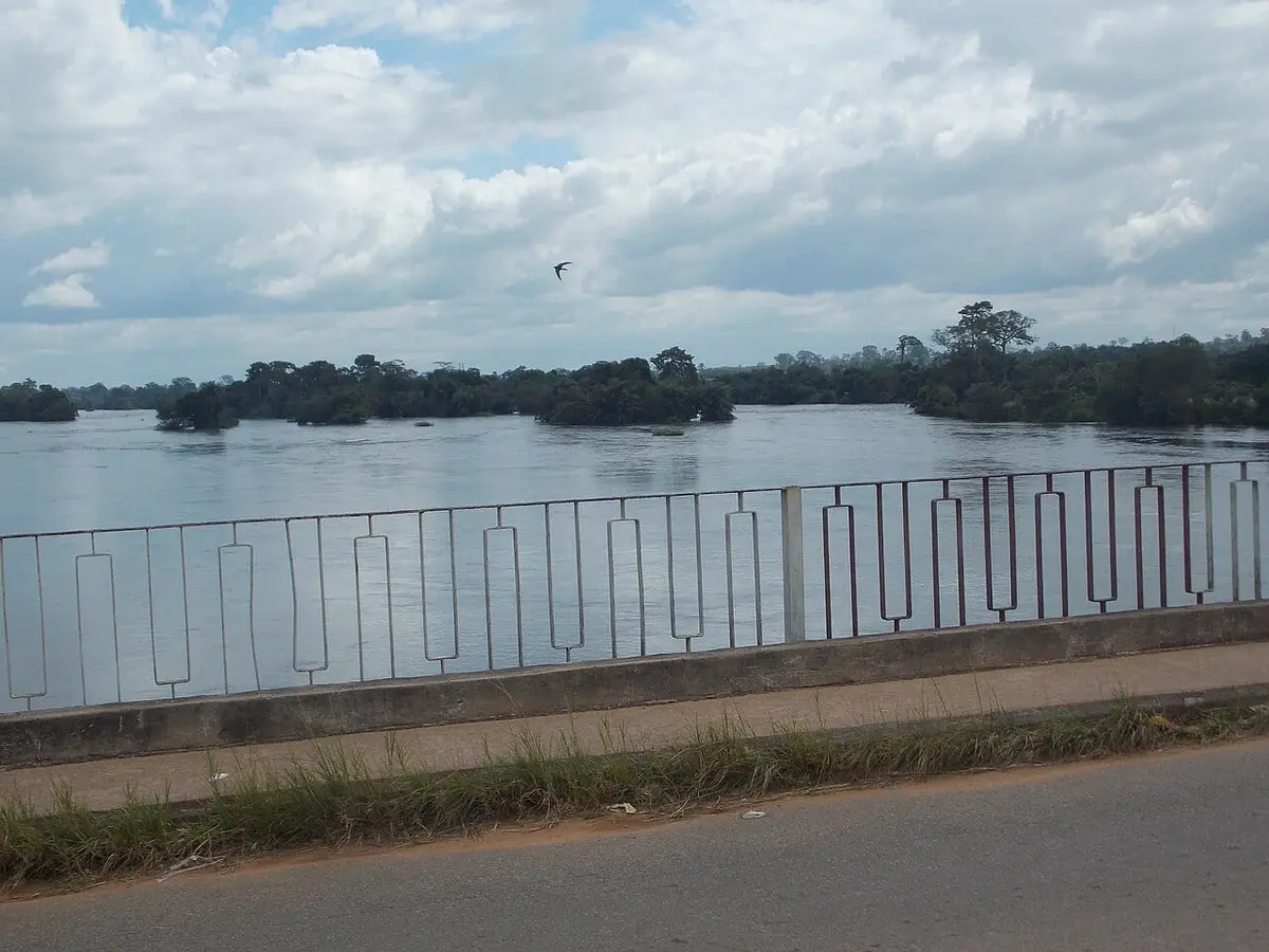Illustration : la chaussée du pont de Soubré, Cyriac Gbogou, CC BY-SA 4.0, Wikimedia Commons.