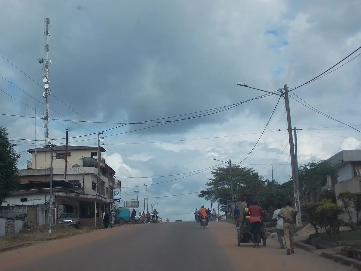 Illustration : une rue de Soubré, Cyriac Gbogou, CC BY-SA 4.0, Wikimedia Commons.