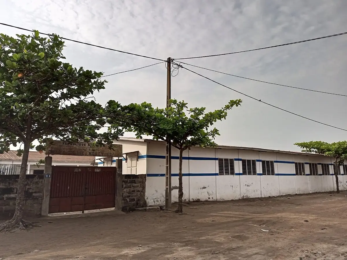 Illustration : l'école primaire publique Houéyiho 2, à Cotonou, Charbel1719, CC BY-SA 4.0, Wikimedia Commons.