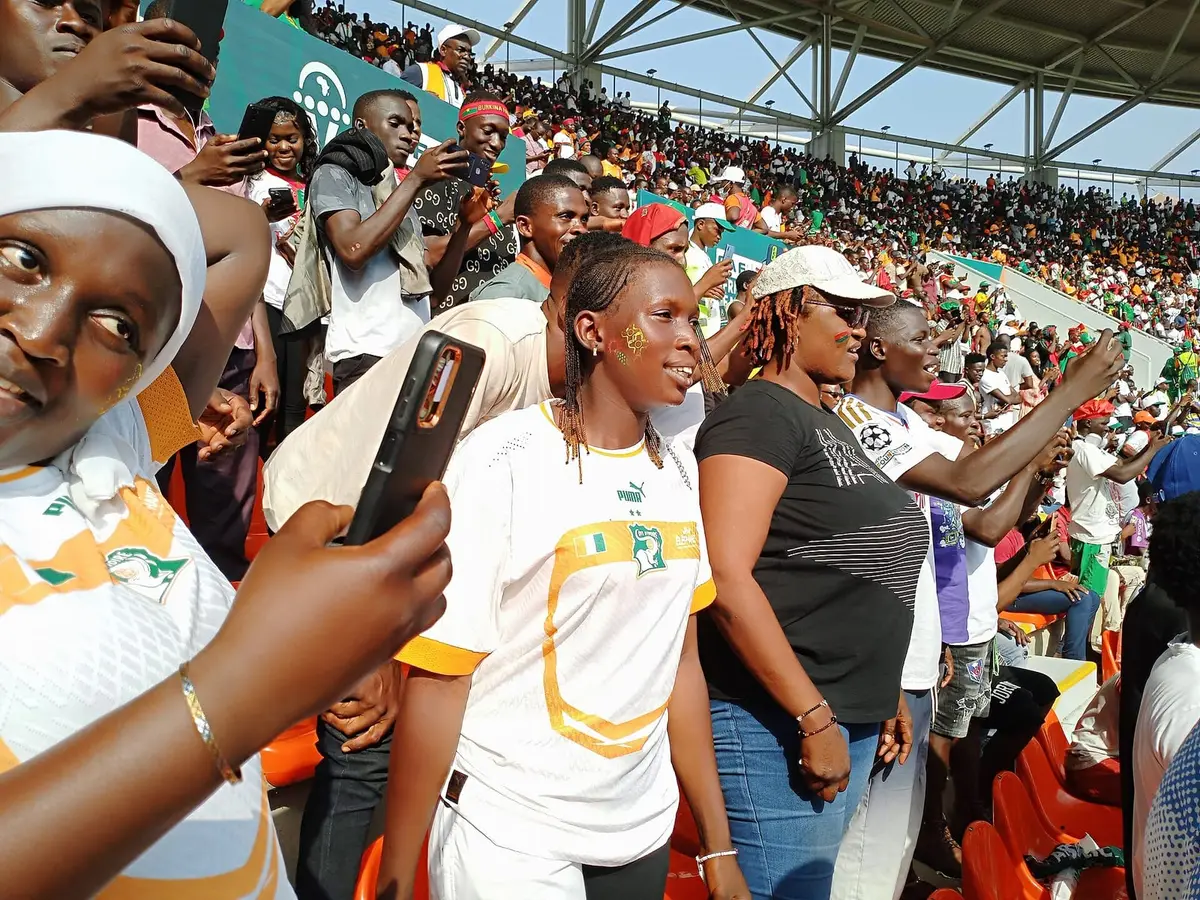 Illustration : des supporters au stade de la Paix de Bouaké, Marc2taki, CC BY-SA 4.0, Wikimedia Commons.