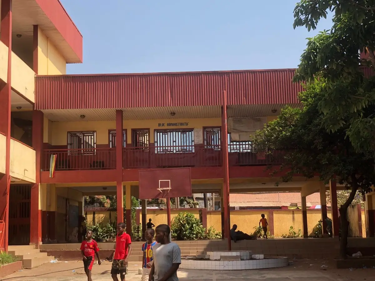 Illustration : l'école primaire de Konimodou, à Ratoma, Thie Abdoul, CC BY-SA 4.0, Wikimedia Commons.