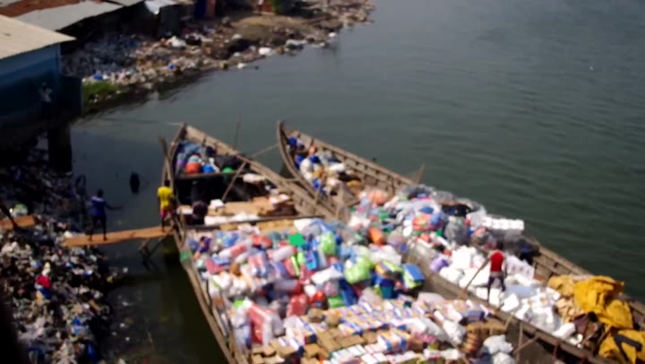 Illustration : le déchargement de marchandises arrivées par pirogue au marché Dantokpa (extrait vidéo), Adoscam, CC BY-SA 4.0, Wikimedia Commons.