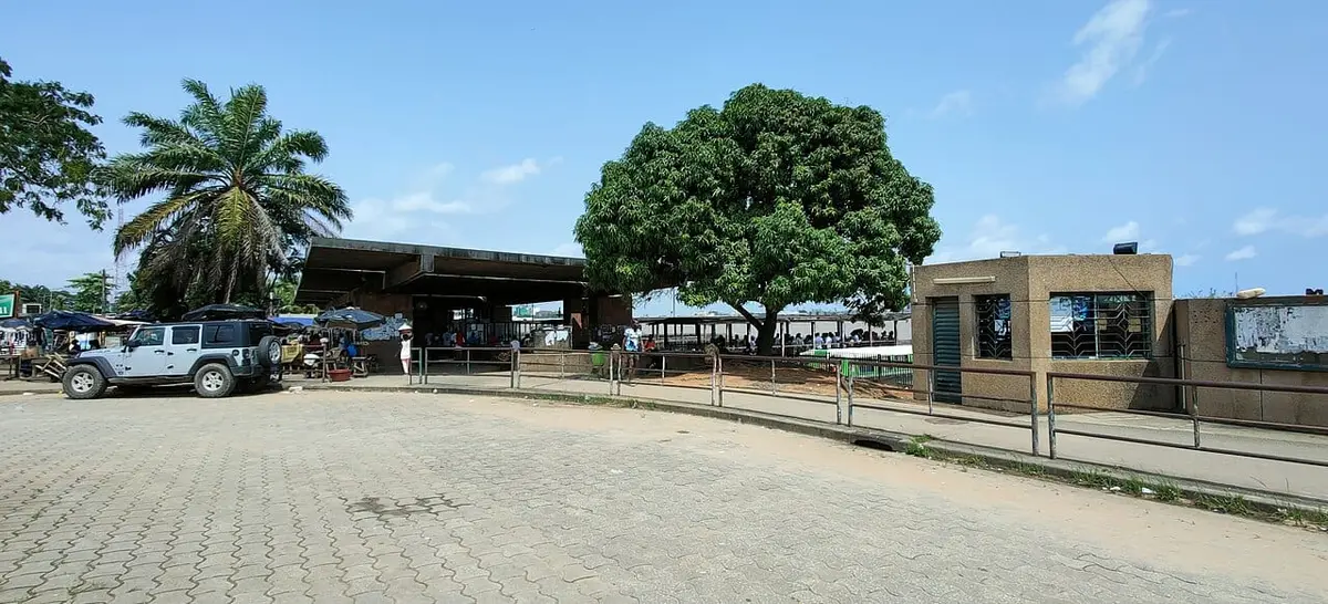 Illustration : la gare lagunaire SOTRA d'Abobo-Doumé, à Attécoubé, Aristidek5maya, CC BY-SA 4.0, Wikimedia Commons.