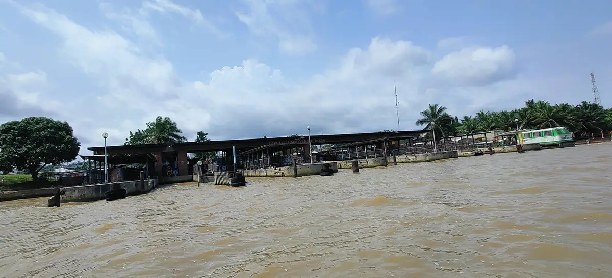 Illustration : l'esplanade de la gare lagunaire d'Abobo-Doumé, Aristidek5maya, CC BY-SA 4.0, Wikimedia Commons.
