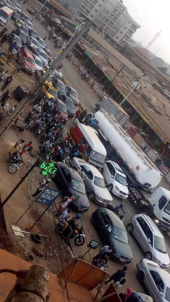Illustration : des embouteillages à Enta Marché, à Conakry, Ousmane Diallo OsmanLeo, CC BY-SA 4.0, Wikimedia Commons.