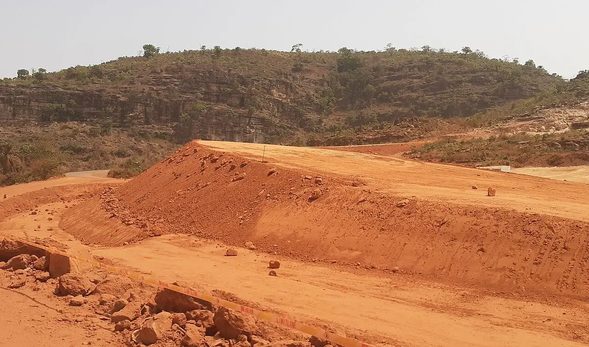 Illustration : réfection de la route nationale Conakry-Coyah, Aboubacarkhoraa, CC BY-SA 4.0, Wikimedia Commons.