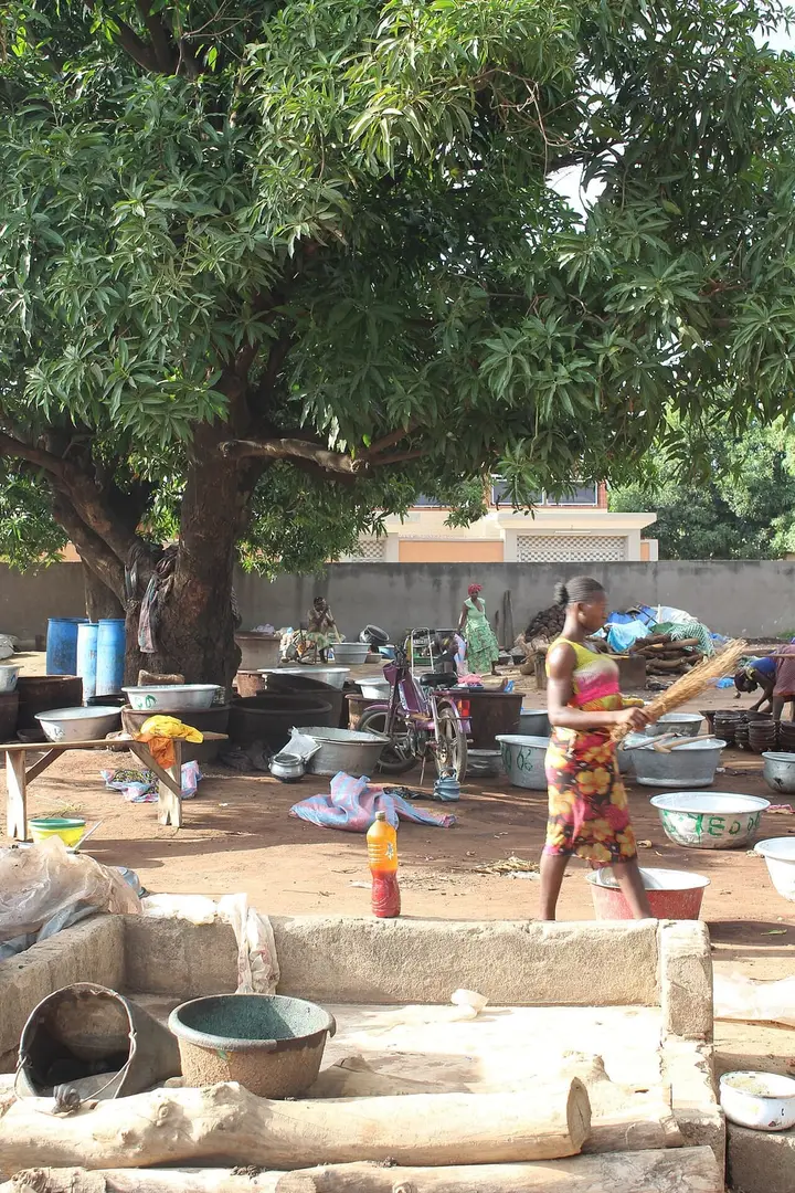 Illustration : un groupement de femmes au travail à Korhogo, Gwendoline Créno, CC BY-SA 4.0, Wikimedia Commons.