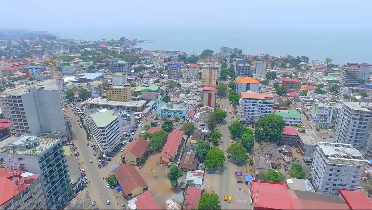 Illustration : vue aérienne de Conakry, Boubacar Bila Diao Balde, CC BY-SA 4.0, Wikimedia Commons.