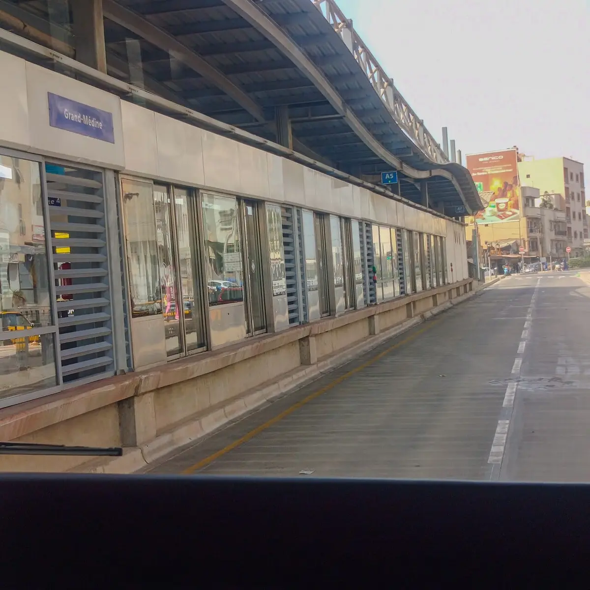 Illustration : un arrêt du BRT à Grand-Médine, à Dakar, 4MAPS, CC BY 4.0, Wikimedia Commons.