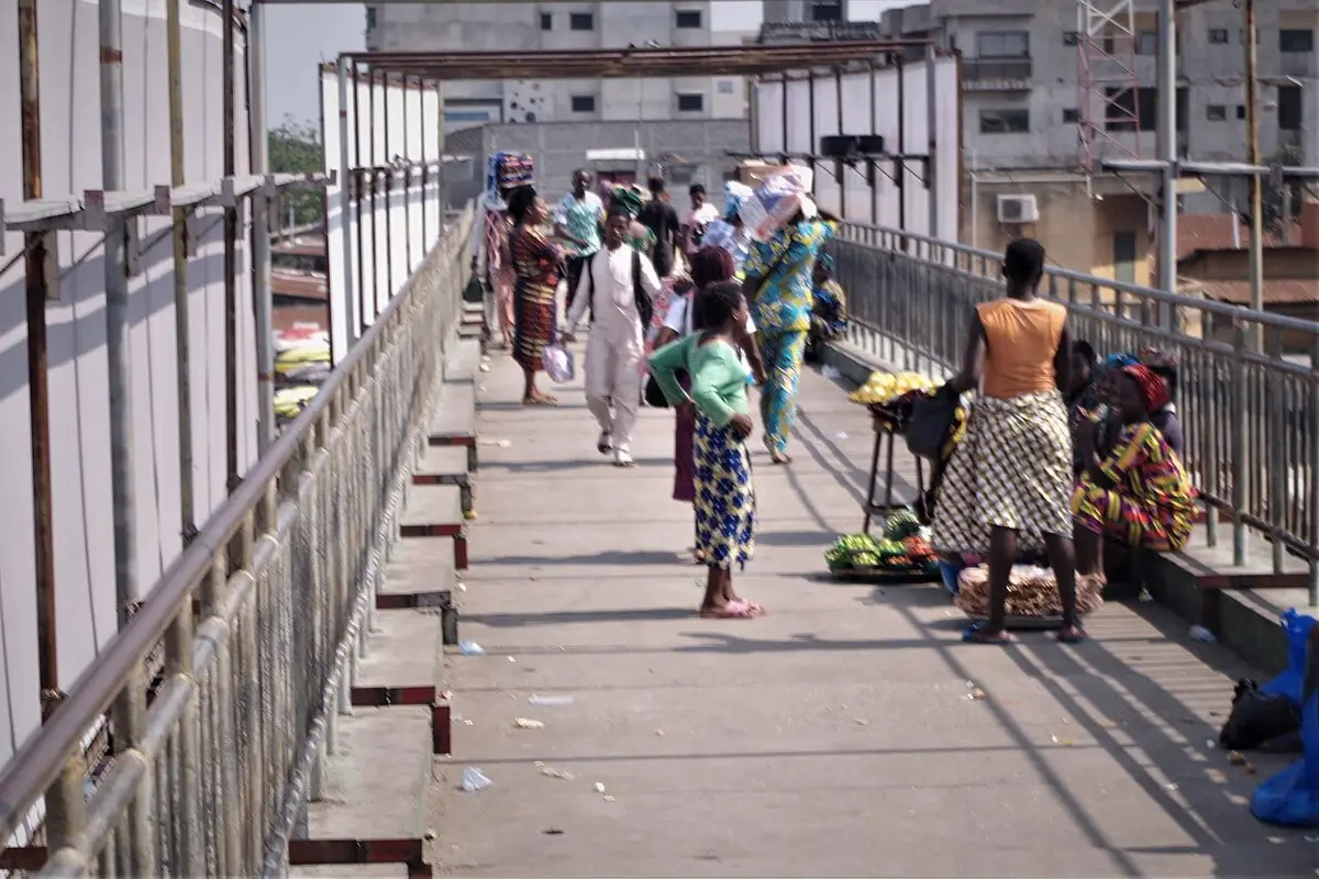Illustration : sur la passerelle du marché Dantokpa, Adoscam, CC BY-SA 4.0, Wikimedia Commons.