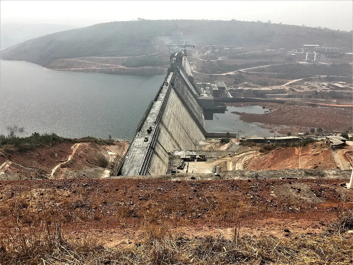 Illustration : le barrage hydroélectrique de Kaleta en construction, Flucco, CC BY-SA 4.0, Wikimedia Commons.