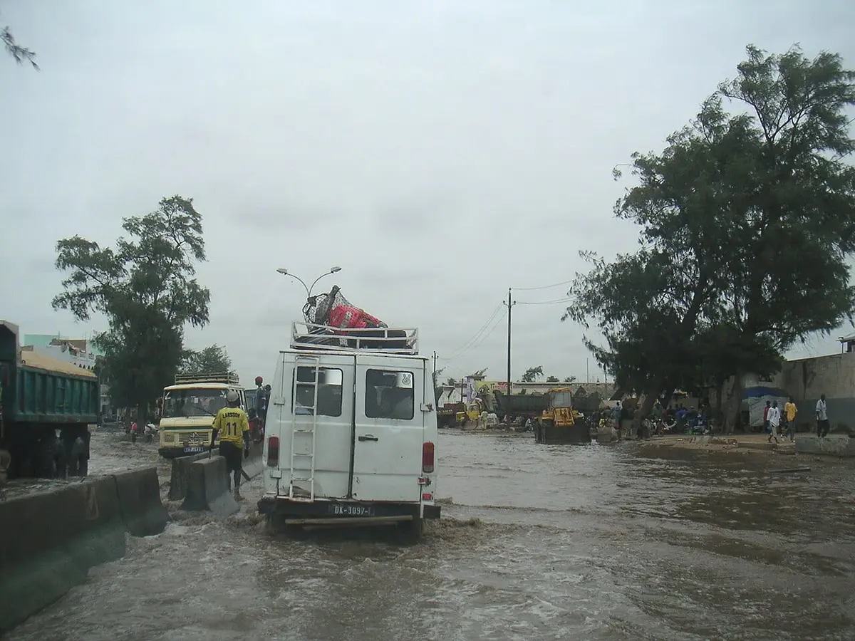 Illustration : les inondations de 2005 à Dakar, MyriamLouviot, CC BY 3.0, Wikimedia Commons.