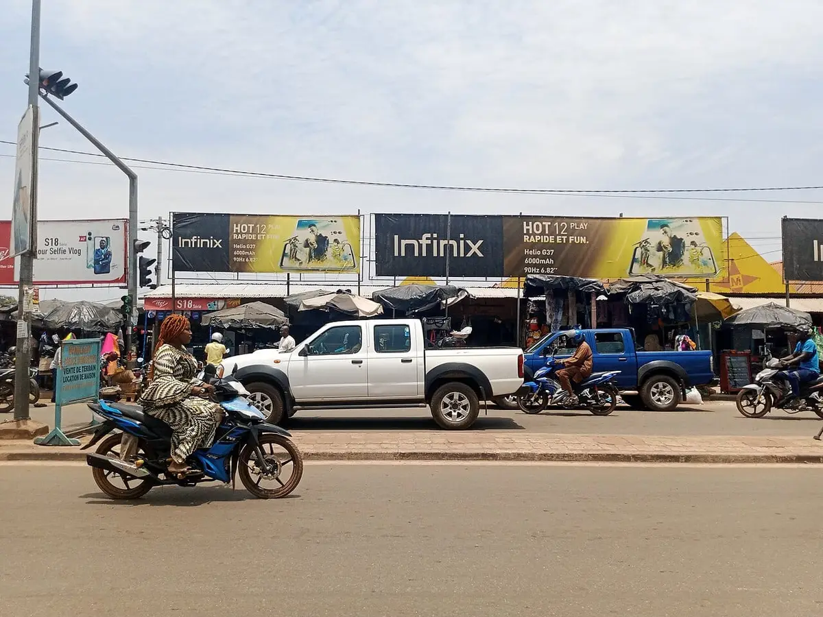 Illustration : les abords du grand marché de Korhogo, Mrkievartiste, CC0, Wikimedia Commons.