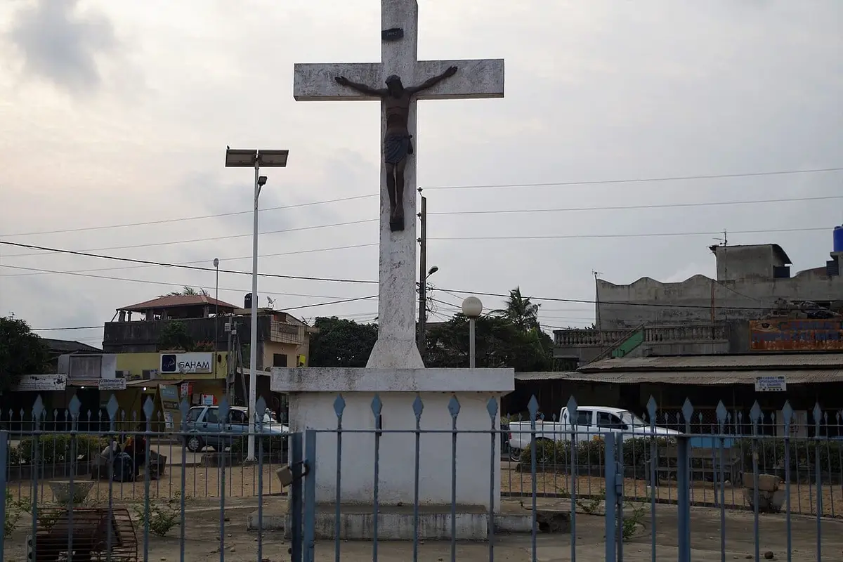 Illustration : le carrefour Fidjrossè Calvaire, à Cotonou, Adoscam, CC BY-SA 4.0, Wikimedia Commons.