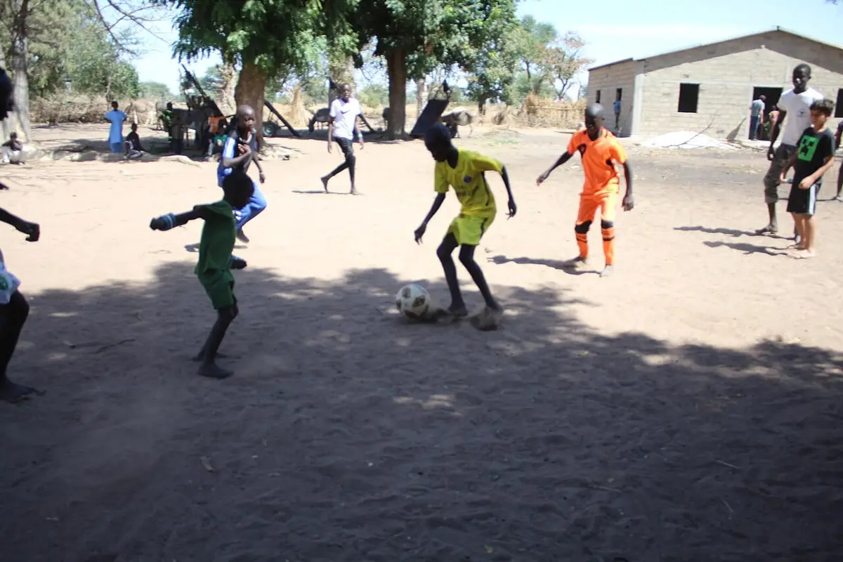 Illustration : une partie de football entre jeunes au Sénégal, Carlos Pessoa De Melo, CC BY-SA 4.0, Wikimedia Commons.