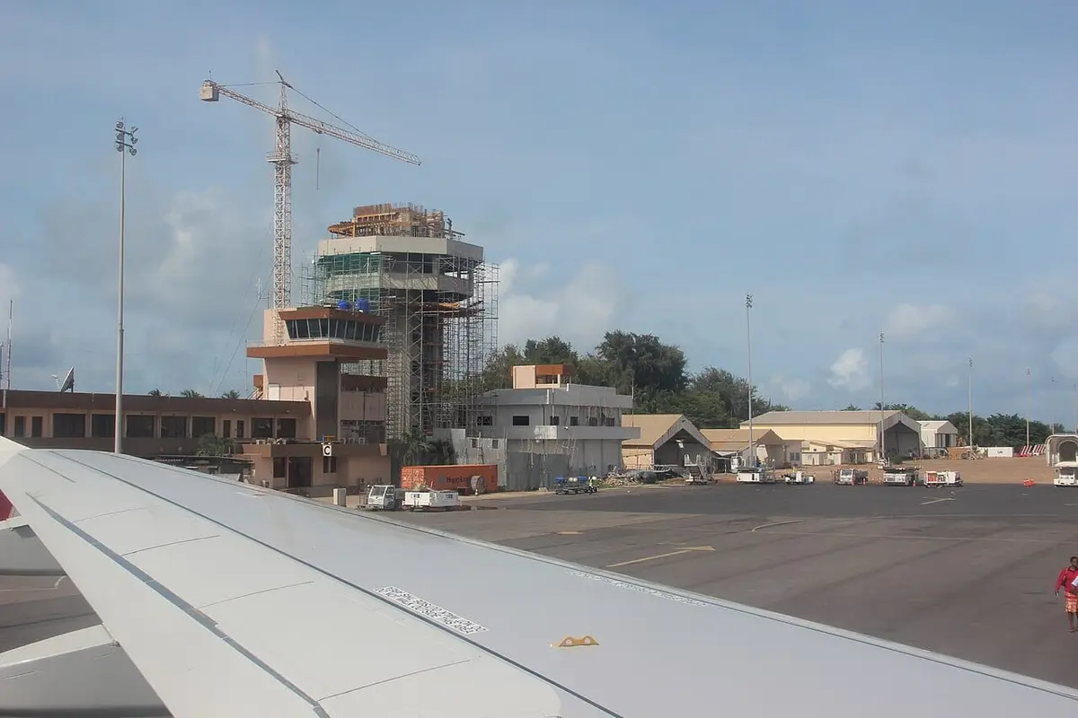 Illustration : l'aéroport de Cadjehoun, GuillaumeG, CC BY-SA 4.0, Wikimedia Commons.