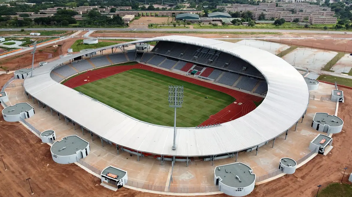 Illustration : le stade de Yamoussoukro, Honoré Bosson, CC BY-SA 4.0, Wikimedia Commons.